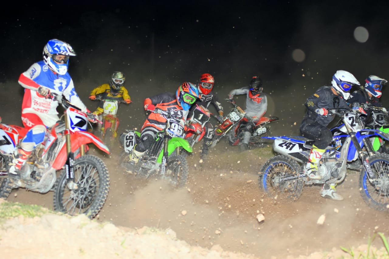 MOTOCROSS EN FORMOSA… Noche brillante!